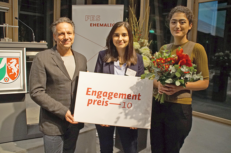 Isabella Efimov (Mitte) nimmt mit Doygu Budancamanak 1500 Euro von Dr. Francesco De Meo, Vorsitzender der Geschäftsführung Helios Kliniken, entgegen.