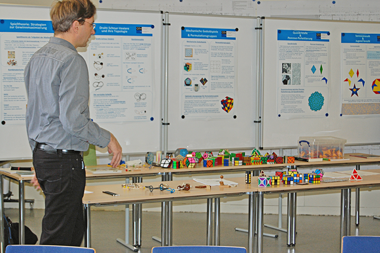 Projektpräsentation, Prof. Dr. Georg Illies, Mathematik der Spiele: "Puzzles, Spiele, Rätsel und die Mathematik dahinter" Projektpräsentation, Prof. Dr. Georg Illies, Mathematik der Spiele: "Puzzles, Spiele, Rätsel und die Mathematik dahinter"