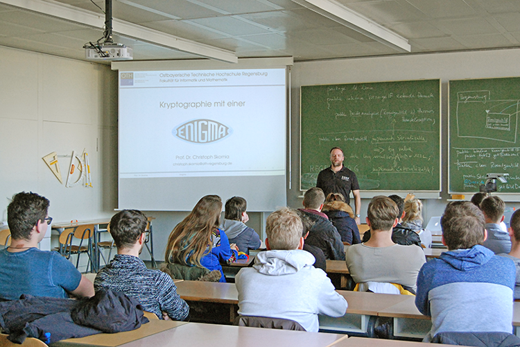 Das Projekt Kryptographie – Enigma: „Mathematik und Geheimdienste“ von Prof. Dr. Christoph Skornia wird vorgestellt. Das Projekt Kryptographie – Enigma: „Mathematik und Geheimdienste“ von Prof. Dr. Christoph Skornia wird vorgestellt.