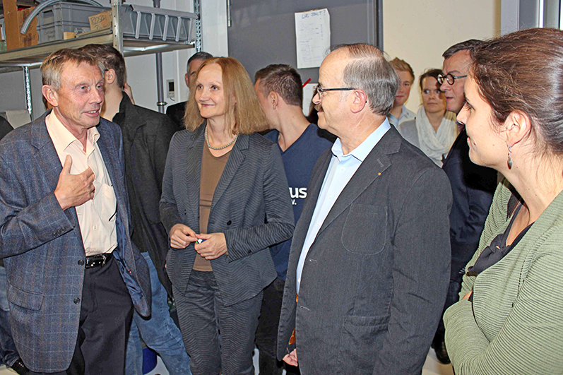 Christoph Aisch und Brigitte Kauer vom start-up center (von links) sowie Katja Meier vom Alumni & Career Service und Verein der Freunde der OTH Regensburg (ganz rechts)
