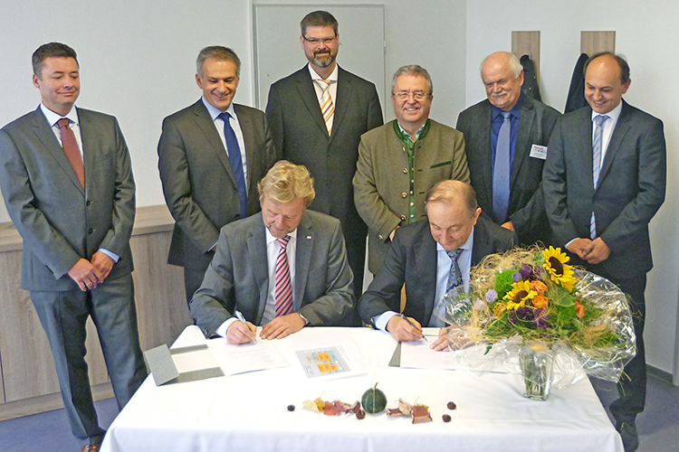 sitzend von links: Prof. Dr. Wolfgang Baier, OStD Dr. Wolfgang Eckstein. Stehend von links: Prof. Dr. Thomas Waas, Bürgermeister Roland Grillmeier, OStR Wolfgang Prebeck, Bürgermeister Toni Dutz, StD Erich Porsch, Walter Schütz. Foto: BSZ Wiesau