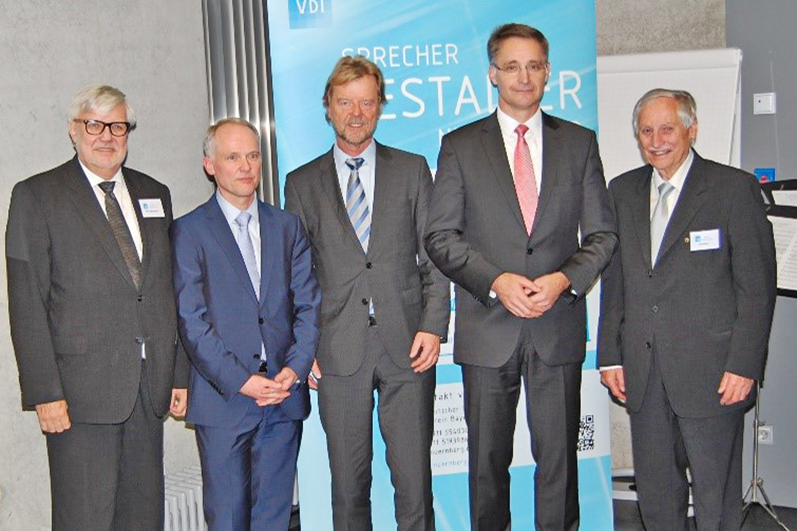 Dipl.-Ing. Holk Traschewsk, VDI, Prof. Dr. Frank Herrmann, VDI, Prof. Wolfgang Baier, Präsident der OTH Regensburg, Dr. Kurt Bettenhausen, VDI, Dipl.-Ing. Horst Kohl, VDI. Foto: OTH Regensburg