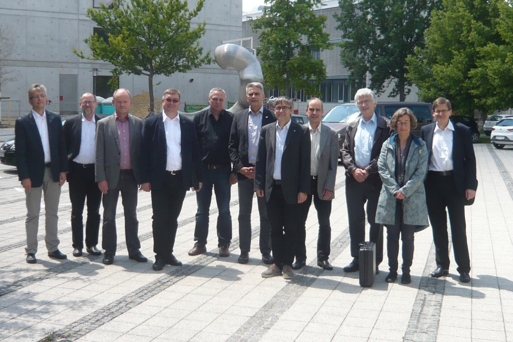 Zwölf Vizepräsidenten und eine Vizepräsidentin der bayerischen Hochschulen mit Prof. Dr. Peter Sperber, Präsident der TH Deggendorf (2.v. l.), und Prof. Dr. Thomas Falter, wissenschaftlicher Leiter des IAFW der OTH Regensburg (6.v. l.). Foto: OTH Rege