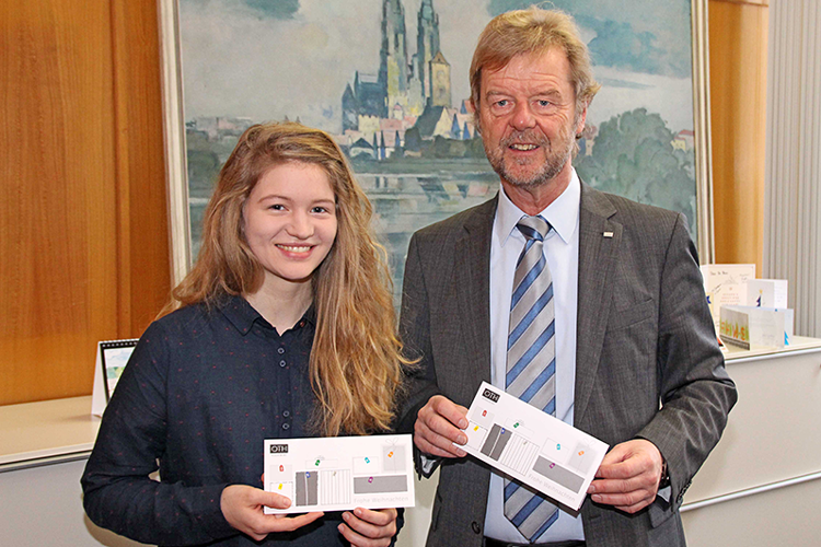 Christiane Hilmer hat die Weihnachtskarte 2016 der OTH Regensburg designt. Präsident Prof. Dr. Baier bedankte sich dafür. Foto: OTH Regensburg