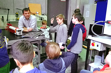 Im Labor Windkanal und Strömungsmesstechnik besprechen die Kinder mit Laboringenieur Siegfried Schrammel die Theorie des Fliegens.