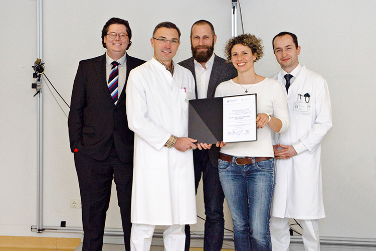 Das ausgezeichnete Forscherteam mit (v.li. n.re) Dr. Tim Weber, Prof. Dr. Tobias Renkawitz, Prof. Dr.-Ing. Sebastian Dendorfer, Dipl. Sportwiss. Silvia Dullien und PD Dr. Markus Weber.