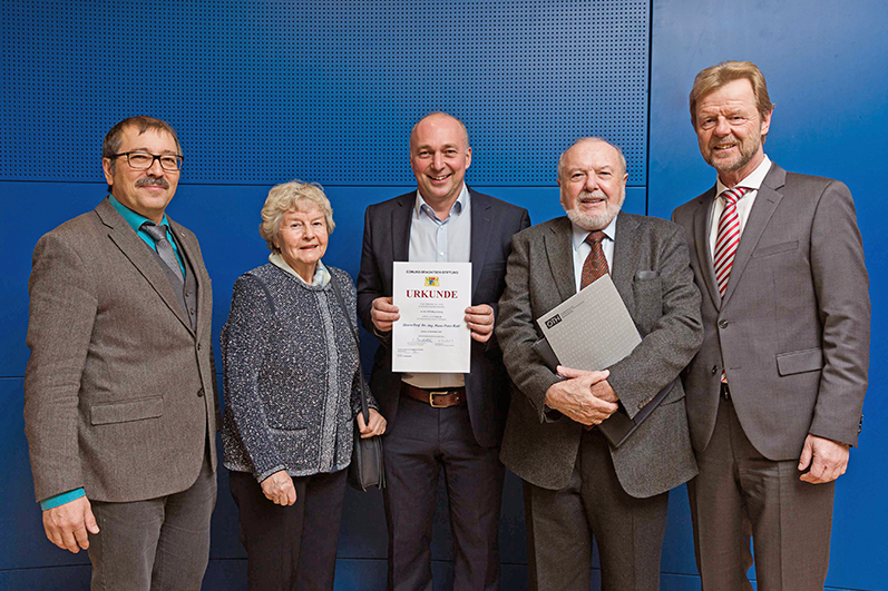 von links: Prof. Dr. Wolfgang Bock, Helga Bradatsch, Prof. Dr. Hans-Peters Rabl, Edmund Bradatsch, Prof. Dr. Wolfgang Baier. Foto: OTH Regensburg / Paul Mazurek von links: Prof. Dr. Wolfgang Bock, Helga Bradatsch, Prof. Dr. Hans-Peters Rabl, Edmund Bradatsch, Prof. Dr. Wolfgang Baier. Foto: OTH Regensburg / Paul Mazurek