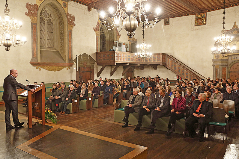 Joachim Wolbergs, Oberbürgermeister der Stadt Regensburg, begrüßt die Gäste im Reichssaal des Alten Rathauses. Joachim Wolbergs, Oberbürgermeister der Stadt Regensburg, begrüßt die Gäste im Reichssaal des Alten Rathauses.