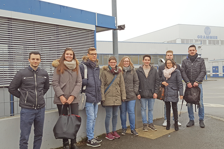 Studierende der Betriebswirtschaft mit Prof. Dr. Nina Leffers (2.v.r., vorne) auf dem Gelände der Grammer AG. Foto: Heike Löhlein