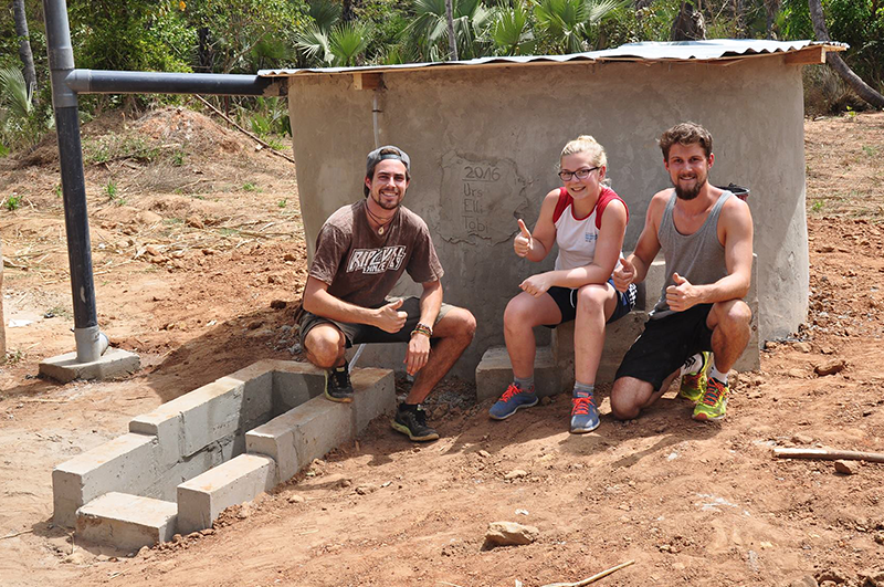 Studierende der OTH Regensburg Urs Buegger, Elisabeth Weiß und Tobias Bieringer (v.l.) bei einer Zisterne in Baila, Senegal, im Februar 2016 - jetzt wird auch in Souda eine neue Zisterne gebaut.