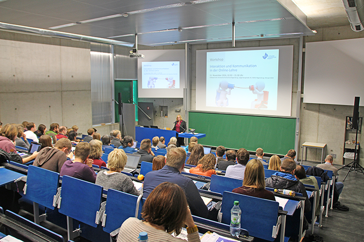 Die Tagung an der OTH Regensburg ist gut besucht. Dr. Steffi Widera, Vorsitzende der Virtuellen Hochschule Bayern, begrüßt die Gäste. 