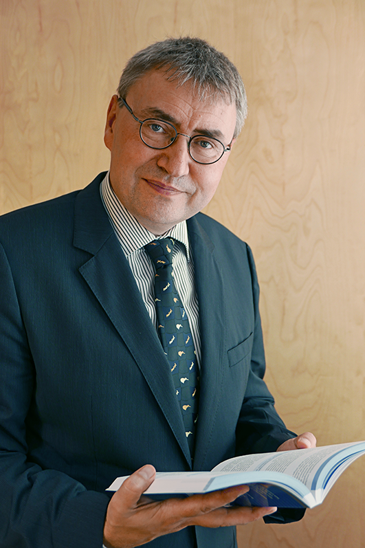 Prof. Dr. Claus Koss mit seinem Buch „Bilanz lesen und verstehen“. Foto: Kathrin Moosmang/Verlag C.H. Beck