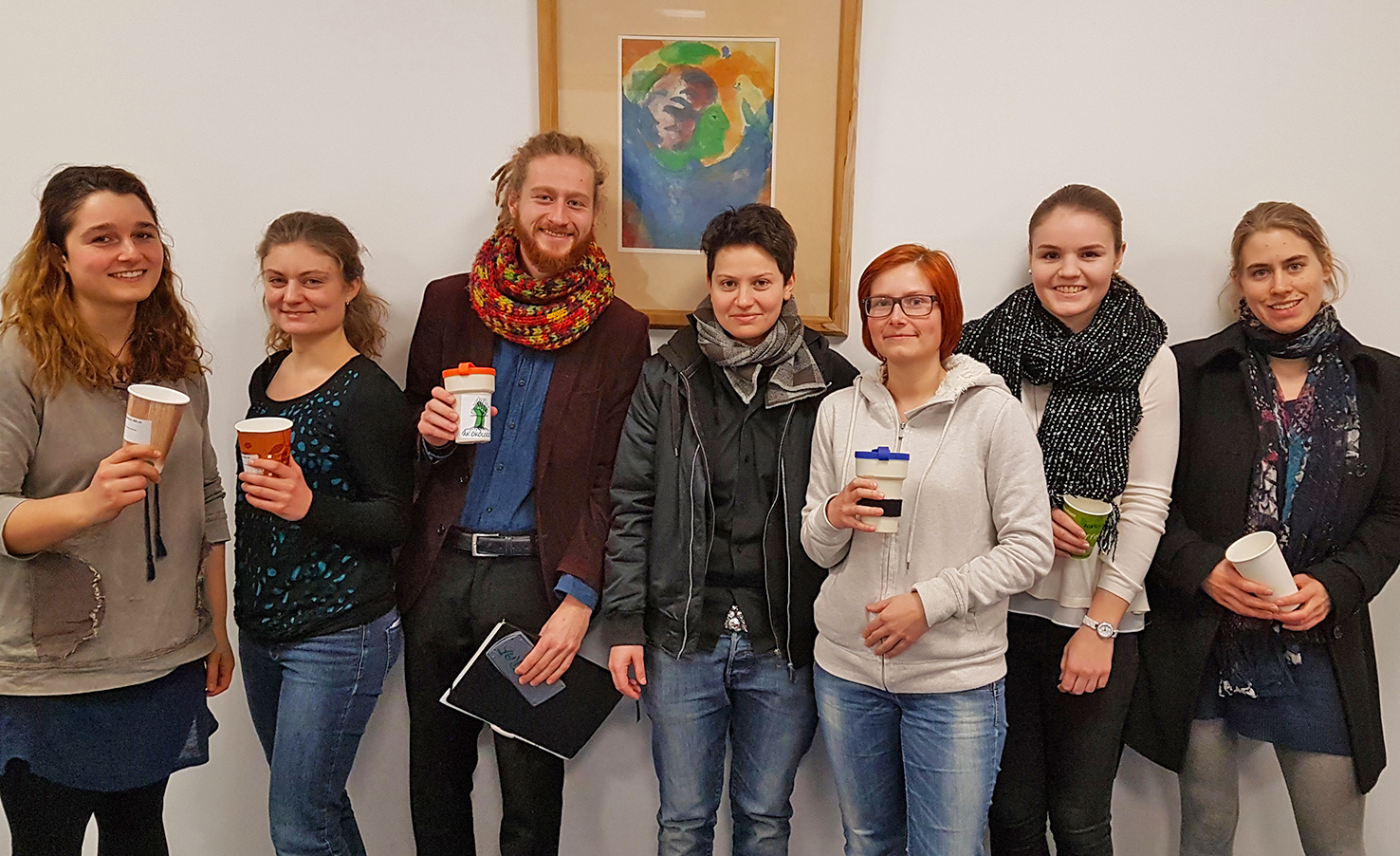 Studierendenvertreter der OTH Regensburg und der Universität Regensburg mit den To-go-Bechern im Auswahlverfahren. Foto: Studentenwerk Niederbayern/Oberpfalz