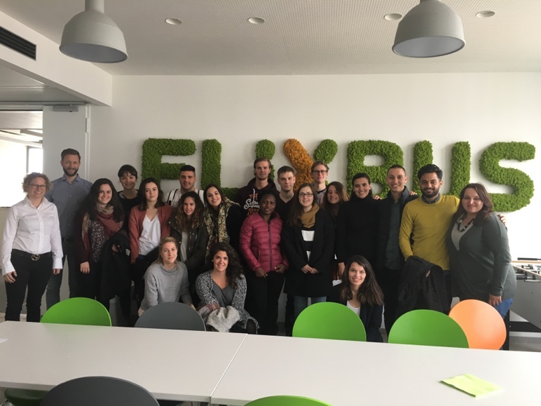 Studierende der Betriebswirtschaft mit Max Zeumer von FlixBus (2.v.l.) und Prof. Dr. Sabine Jaritz (1.v.l.) in der Cafeteria von FlixBus. Foto: Prof. Dr. Sabine Jaritz