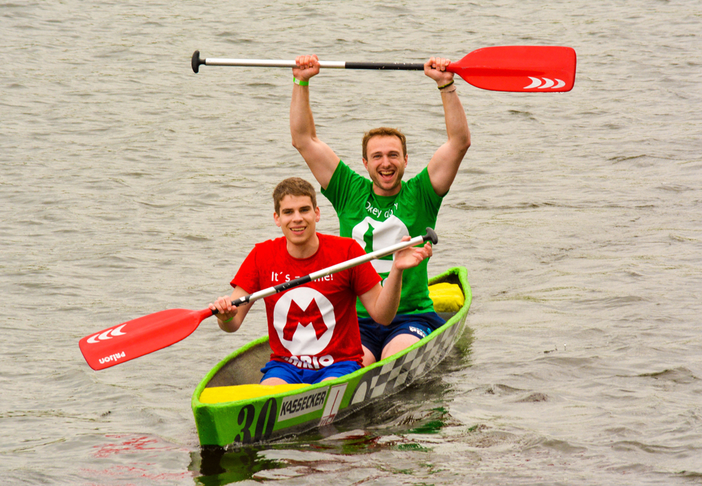 Erfolg für das Männerteam über die 100 Meter: Michael Raum (links) und Alexander Bauer jubeln über ihren ersten Platz. Fotos: OTH Regensburg