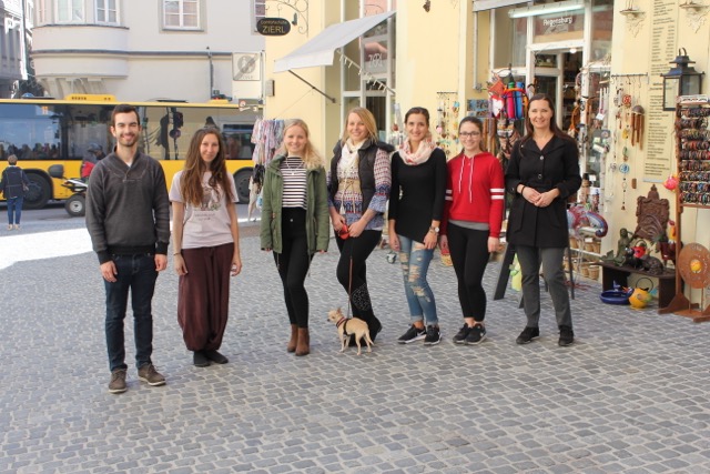 Das studentische Projektteam bewirbt "Geschenke aus Regensburg". Foto: OTH Regensburg