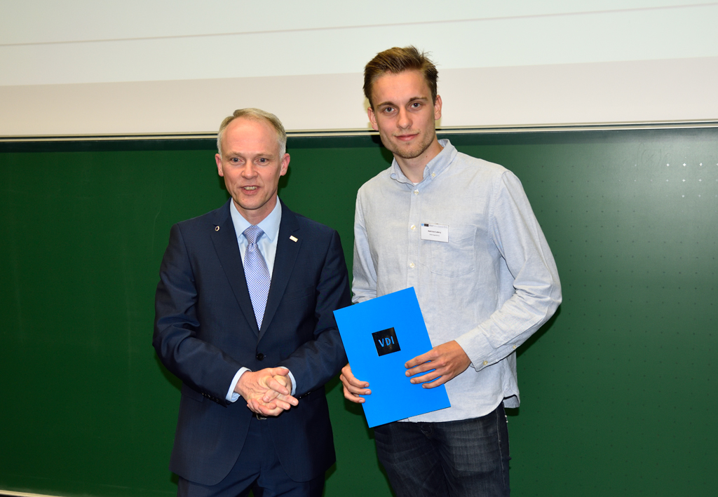 Prof. Dr.-Ing. Frank Herrmann, Leiter der Bezirksgruppe Regensburg des VDI, überreichte Matthias Ludwig den VDI-Preis für seine Bachelorarbeit. Foto: Prof. Dr. Rainer Holmer