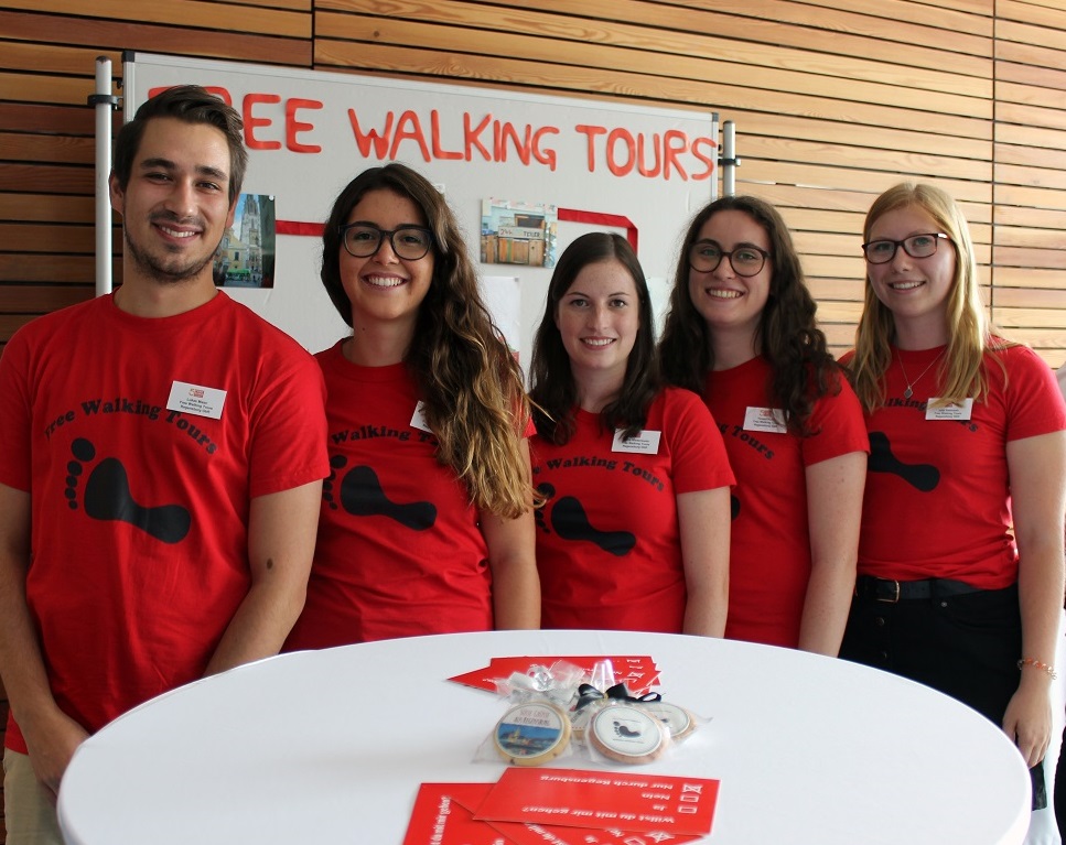 Das Team von „Free Walking Tours Regensburg“ freute sich über den 1. Platz. Künftig werden weitere alternative Stadtführungen durch Regensburg von den OTH Regensburg-Studierenden angeboten. Foto: Artilda Mecani