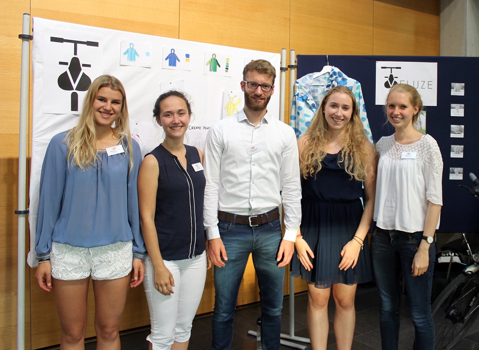 Mit dem Regencape von VELUZE kann auch das schlechteste Wetter künftig den Spaß beim Radfahren nicht verderben. Das OTH-Team schaffte es mit dem dritten Platz auf das Siegertreppchen des diesjährigen 5-Euro-Business Wettbewerbs.Foto: Artilda Mecani