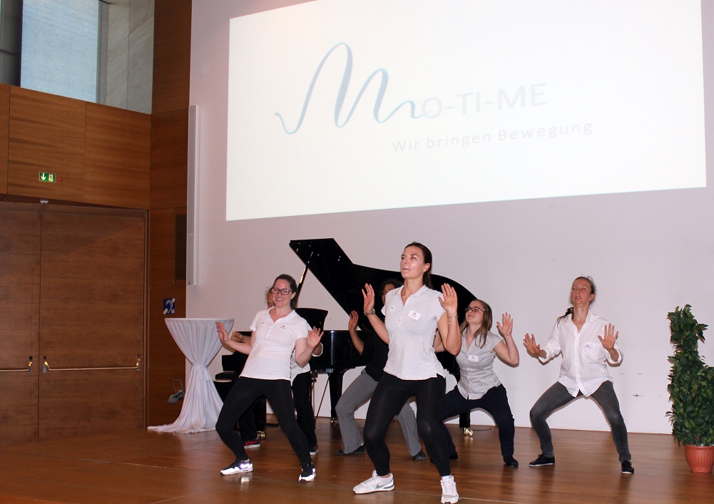 „Bewegt“ ging es auf der Bühne zu, als das Team von „MO-TI-ME“ präsentierte. Der 2. Platz belohnte die zwei OTH- und Uni-Studentinnen für so viel körperlichen Einsatz. Foto: Artilda Mecani 