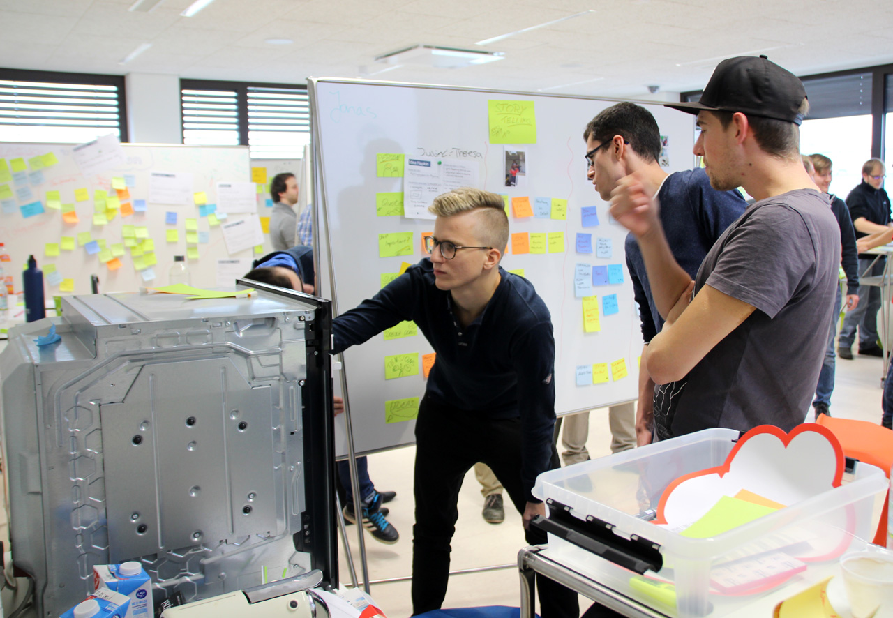 Der E-Herd im Fokus der angehenden Informatiker: Das Innovation Lab startete mit einem Workshop zum Thema "Design Thinking". Foto: OTH Regensburg/Feuerer