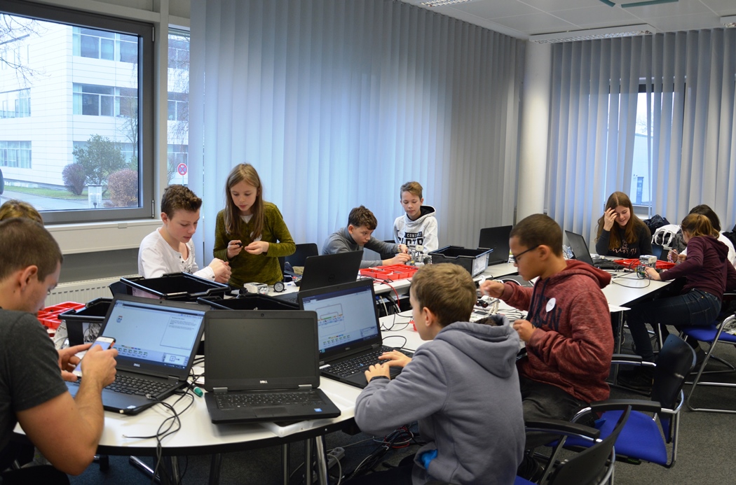 In Teams beschäftigten sich zehn Mädchen und Jungen mit den LEGO-Robotern der Jungen Hochschule. In Teams beschäftigten sich zehn Mädchen und Jungen mit den LEGO-Robotern der Jungen Hochschule.