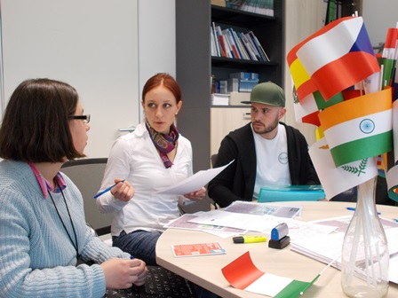 Christine Ackstaller, Koordinatorin Incoming Exchange Students (mitte) im Akademischen Auslandsamt informiert Austauschstudierende.