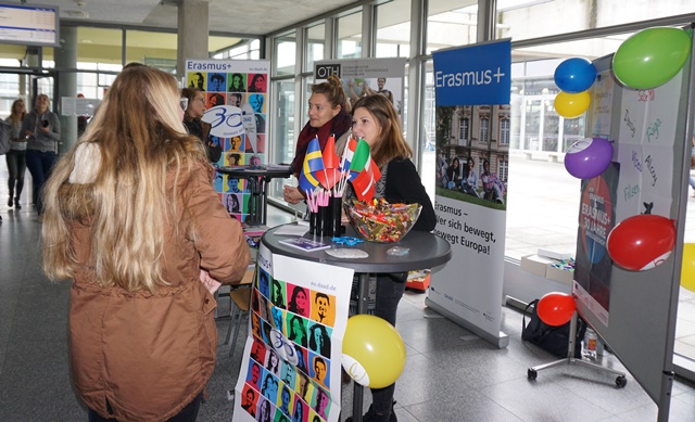 Das Akademische Auslandsamt organisierte vor der Mensa einen Infostand zum Programm ERASMUS+. Foto: OTH Regensburg