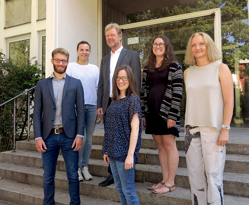 Die Gewinner des diesjährigen 5-Euro-Business Wettbewerbs stellten dem Präsidenten der OTH Regensburg