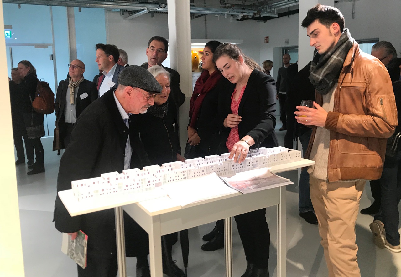 Archtekturstudierende der OTH Regensburg erklären ihre Arbeit am Modell.