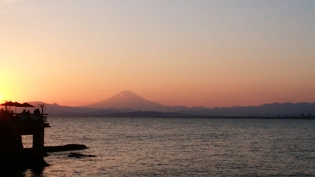 Sonnenuntergang auf Enoshima mit Fuji im Hintergrund