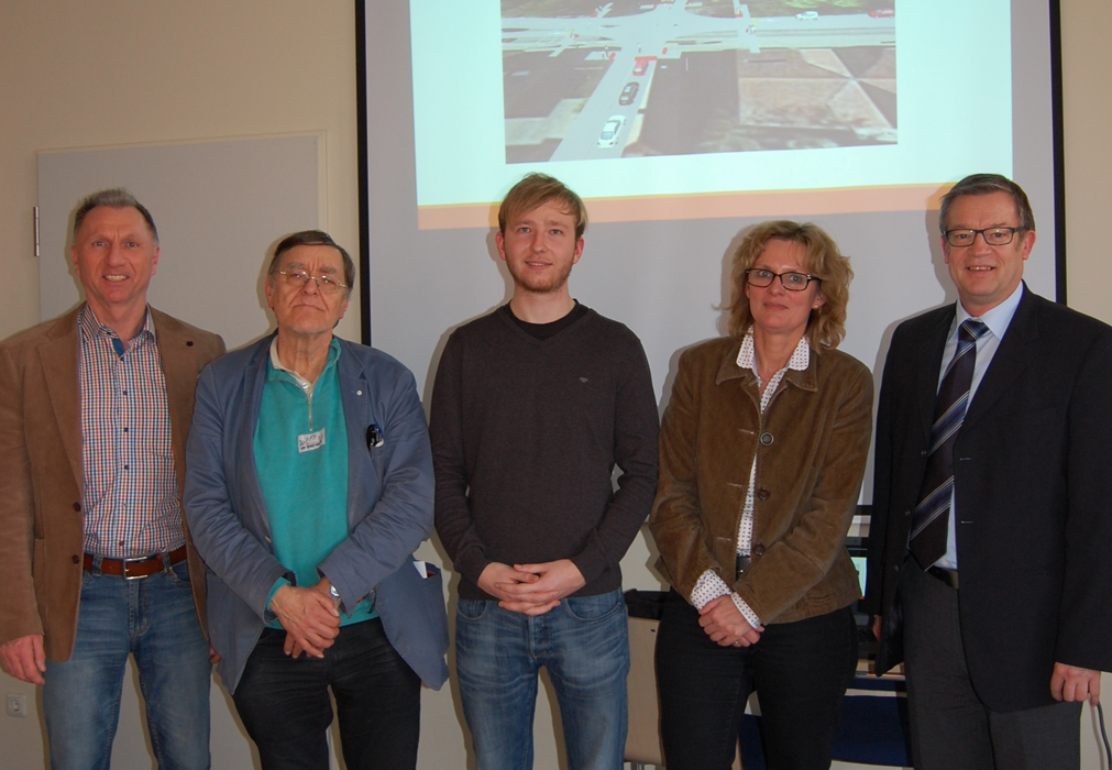 StD Siegfried Gebendorfer, FOSBOS Straubing, Prof. Dr. Roland Hornung, OTH Regensburg, Andreas Hilmer, Eva Neumaier, OTH Regensburg, StD Christian Steibl, FOSBOS Straubing. Fotos: OTH Regensburg