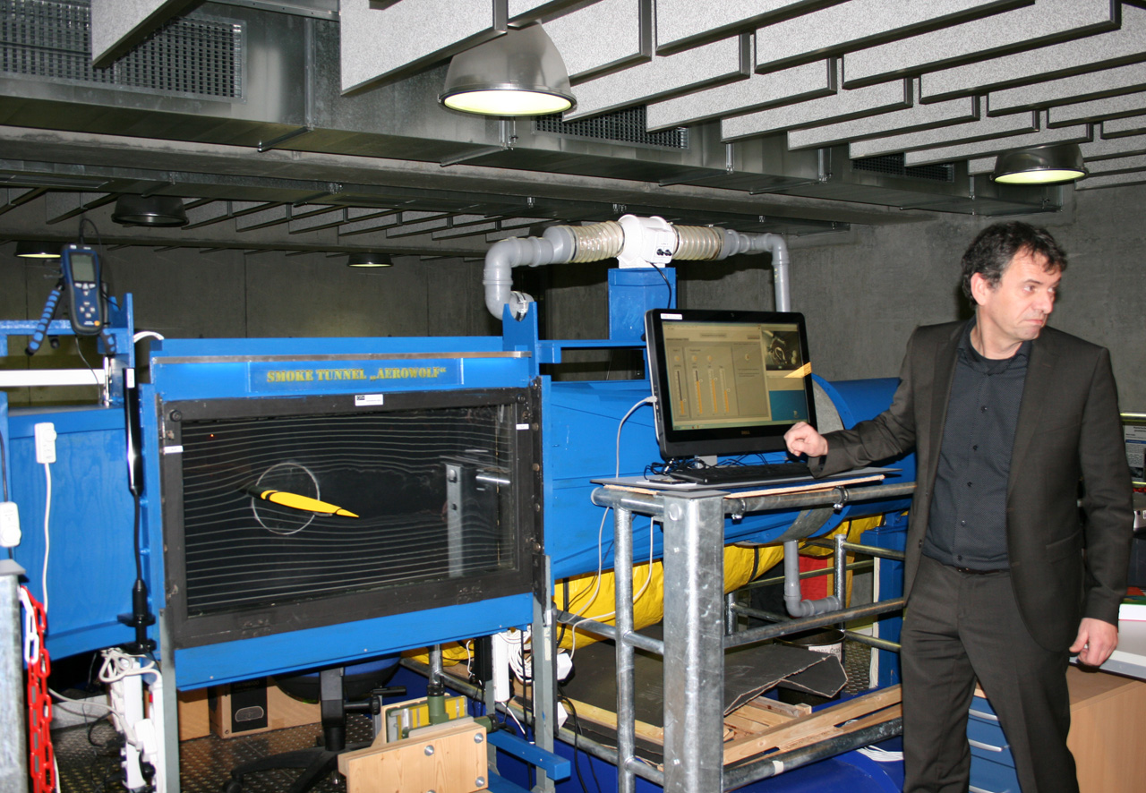 Labormitarbeiter M. Eng. Siegfried Schrammel präsentiert 