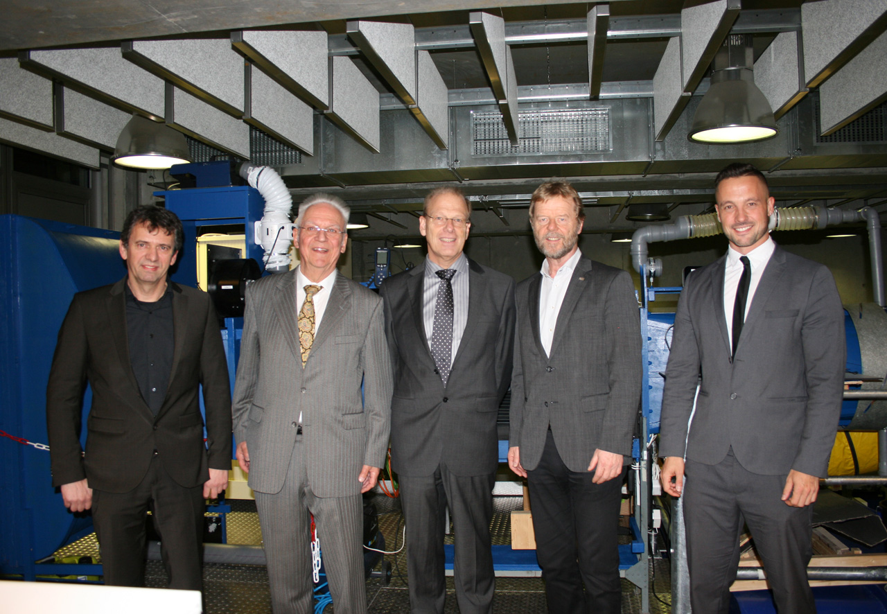 Vor dem Rauchkanal (von links): Labormitarbeiter M.Eng. Siegfried Schrammel, Ehrengast Dr.-Ing. Wolf-Heinrich Hucho, Prof. Dr.-Ing. Stephan Lämmlein, Präsident der OTH Regensburg Prof. Dr. Wolfgang Baier, Prof. Dr.-Ing. Thomas Schütz, BMW Group.