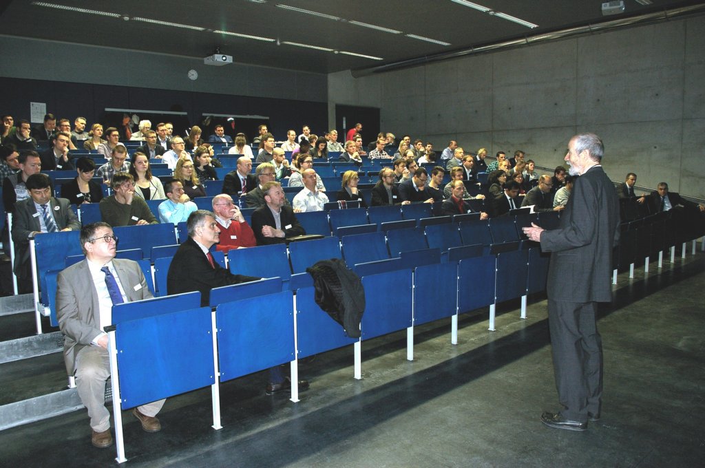 Prof. Wolfgang Kusterle begrüßte 130 Teilnehmer aus 17 Nationen. (Foto: Teubert)