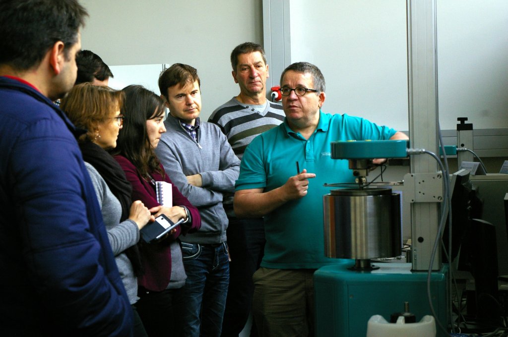 Markus Greim erläuterte die Funktionsweise eines Mörtelrheometers. (Foto: Teubert)