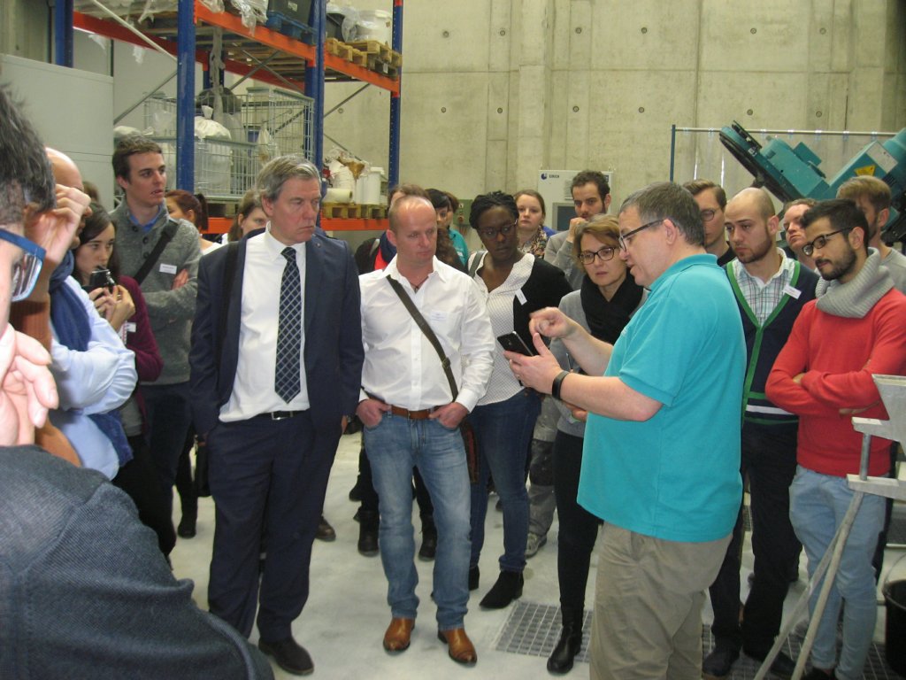 Markus Greim erläuterte die Auswertung eines eben durchgeführten Rohr-Rheometer-Versuchs am Smartphone. (Foto: Kusterle)