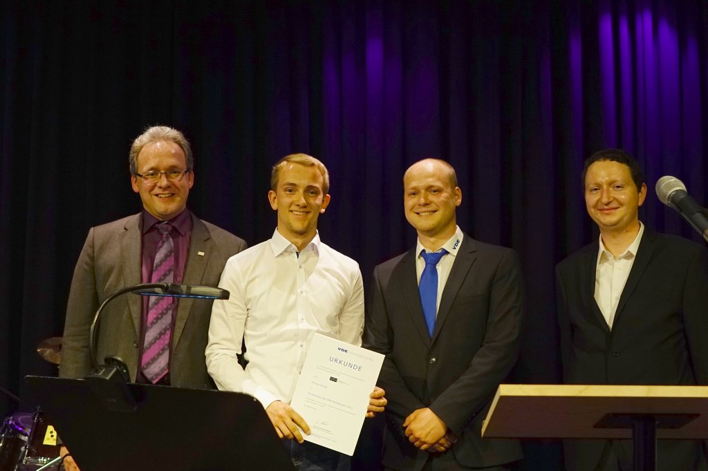 Vergabe des VDE-Förderpreises (v.l.) Dekan Prof. Michael Niemetz, Preisträger Florian Ströbl, Benjamin Eckl und Markus Schießl - beide Leiter der VDE-Zweigstelle Regensburg des VDE-Bezirksvereins Nordbayern e.V.