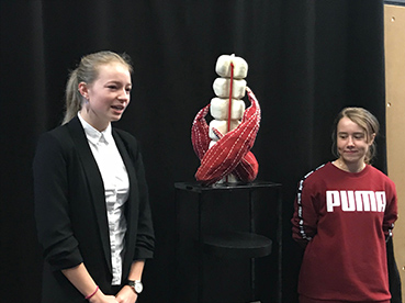 Amelie Boyer und Lena Schweizer zeigten ihre Plastik zum Projekt "PsyBio" von Prof. Dr. Sebastian Dendorfer.