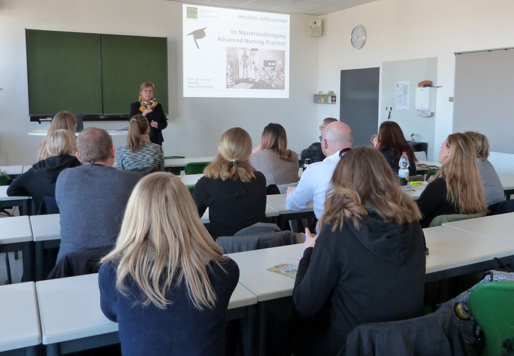 Studiengangleiterin Prof. Dr. Annette Meussling-Sentpali begrüßte am 15. März die neuen Masterstudierenden