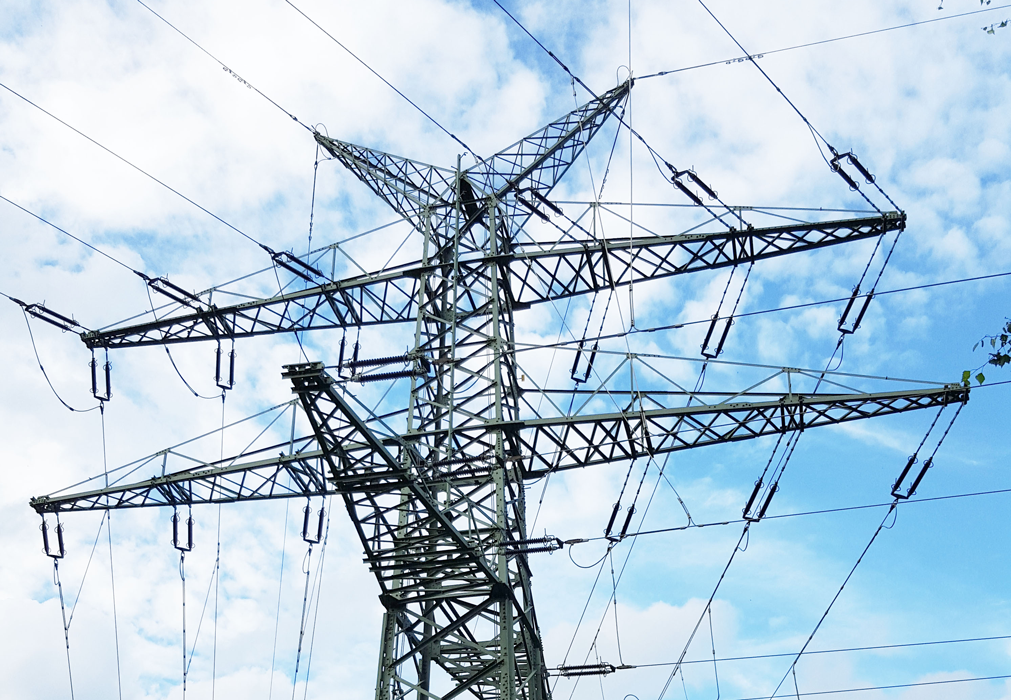 Mit zwei Studien, die sich mit der Frage befassen, wie sich die Stromnetze fit für die Energiewende machen lassen, unterstützte FENES die Deutsche Energie-Agentur.