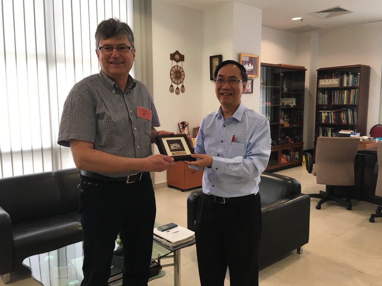Von links: Prof. Dr. Rainer Holmer und der Präsident der UTAR Ir. Prof. Academician Dato Dr. Chuah Hean Teik.