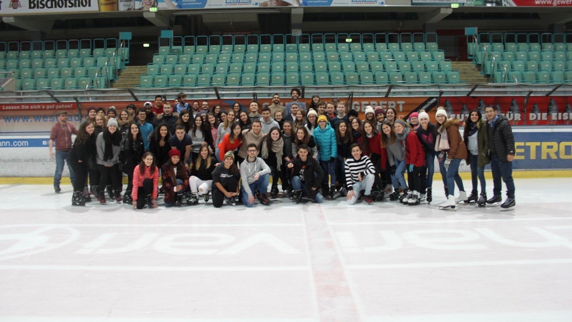 Das gemeinsame Schlittschuhlaufen der Austauschstudierenden unter dem Motto „Breaking the Ice“ in Regensburg.