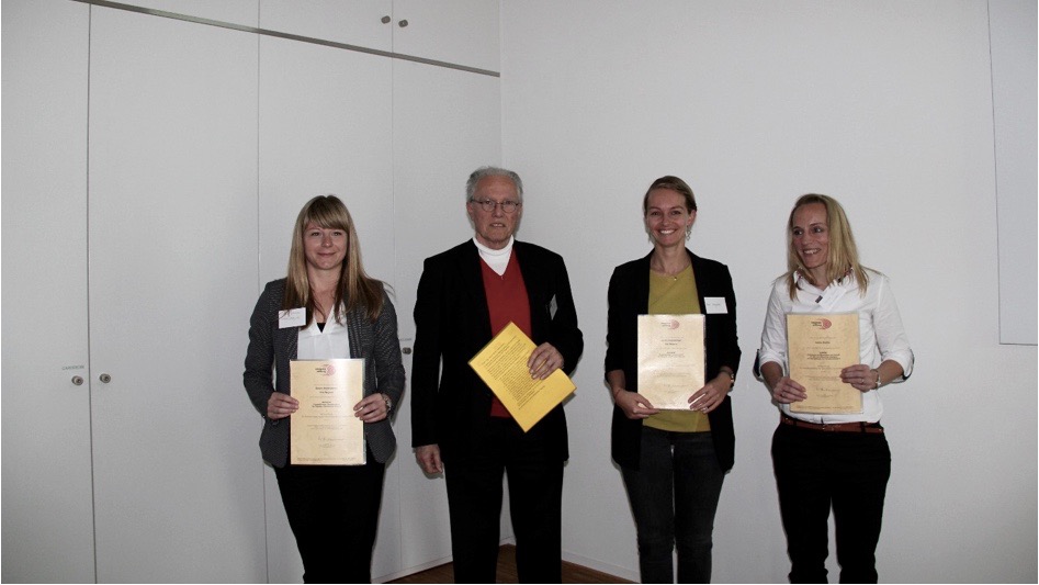 Die Preisträgerinnen des eCare-Preises der Integrata-Stiftung: Janina Breßler von der Technischen Hochschule Wildau (links im Bild) sowie Sandra Hobelsberger und Eva Wegerer von der Hochschule Augsburg (rechts im Bild).