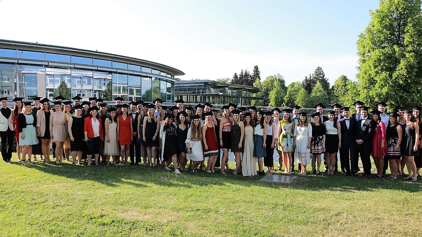 Die Absolventinnen und Absolventen der Fakultät Allgemeinwissenschaften und Mikrosystemtechnik auf dem Campus-Gelände der OTH Regensburg.