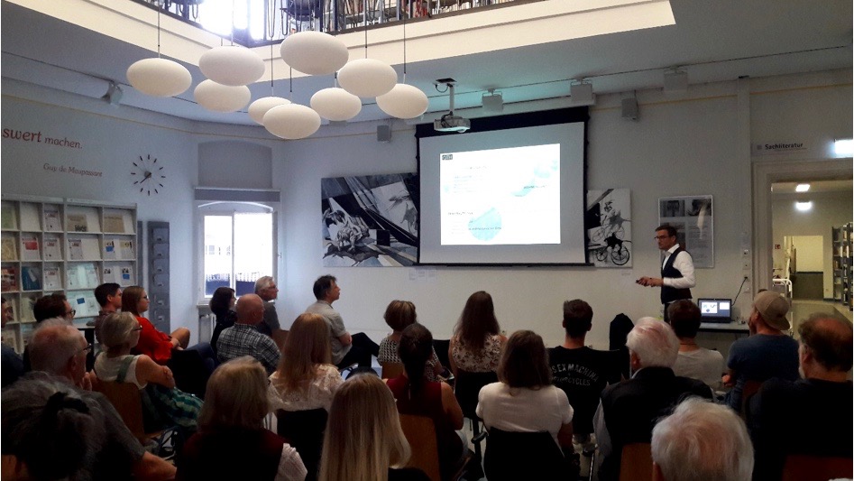 Interessierte Regensburgerinnen und Regensburger beim Vortrag von Prof. Dr. Oliver Steffens, Dekan der Fakultät Allgemeinwissenschaften und Mikrosystemtechnik, der zukunftsweisende Modernisierungskonzepte vorstellt.