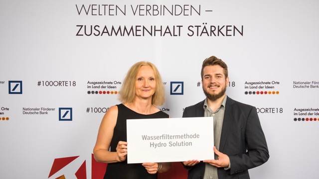 Brigitte Kauer und Michael Höpfl vor der Pressewand. Die Auszeichnung ist auch für das start-up center eine Würdigung seiner Arbeit. Rund 60 Erstberatungsgespräche fanden 2017 statt, letztendlich wurden in diesem Jahr knapp 20 Ausgründungen begleitet.