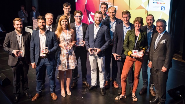 Die Preisträgerinnen und Preisträger der Kategorie „global und fair-bunden“. Ganz links: Michael Höpfl von Hydro Solution e.V. und Alexander Zacharuk von Thriving Green UG. Ganz rechts: Prof. Dr. Dieter Kempf, Präsident des BDI.