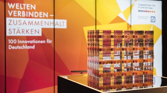 Begehrte Einzelstücke: die Glastrophäen 2018. Zwölf gingen nach Bayern, davon zwei nach Regensburg für Projekte, die vom start-up center betreut werden.
