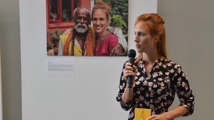 Sabrina Haupt, die Gewinnerin des Hauptpreises, einem Reisegutschein, vor ihrem Foto, das während ihres Praxissemesters in einer Leprahilfe in Nepal aufgenommen wurde.